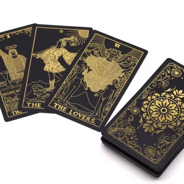 Cartas de Tarot com Folha de Ouro e Livro — Caixa de Presente