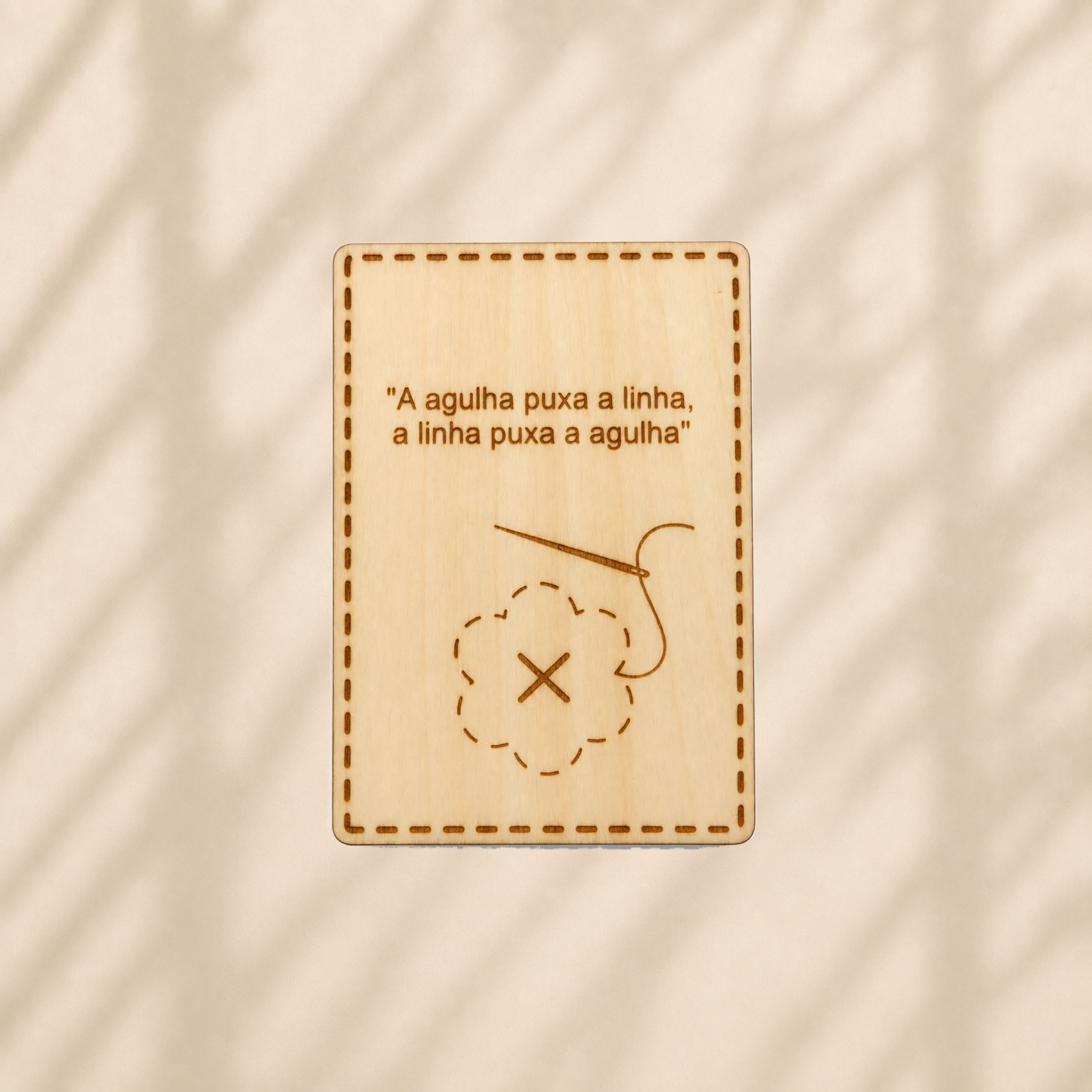 Caixa para agulhas em MDF com a frase “A agulha puxa a linha”