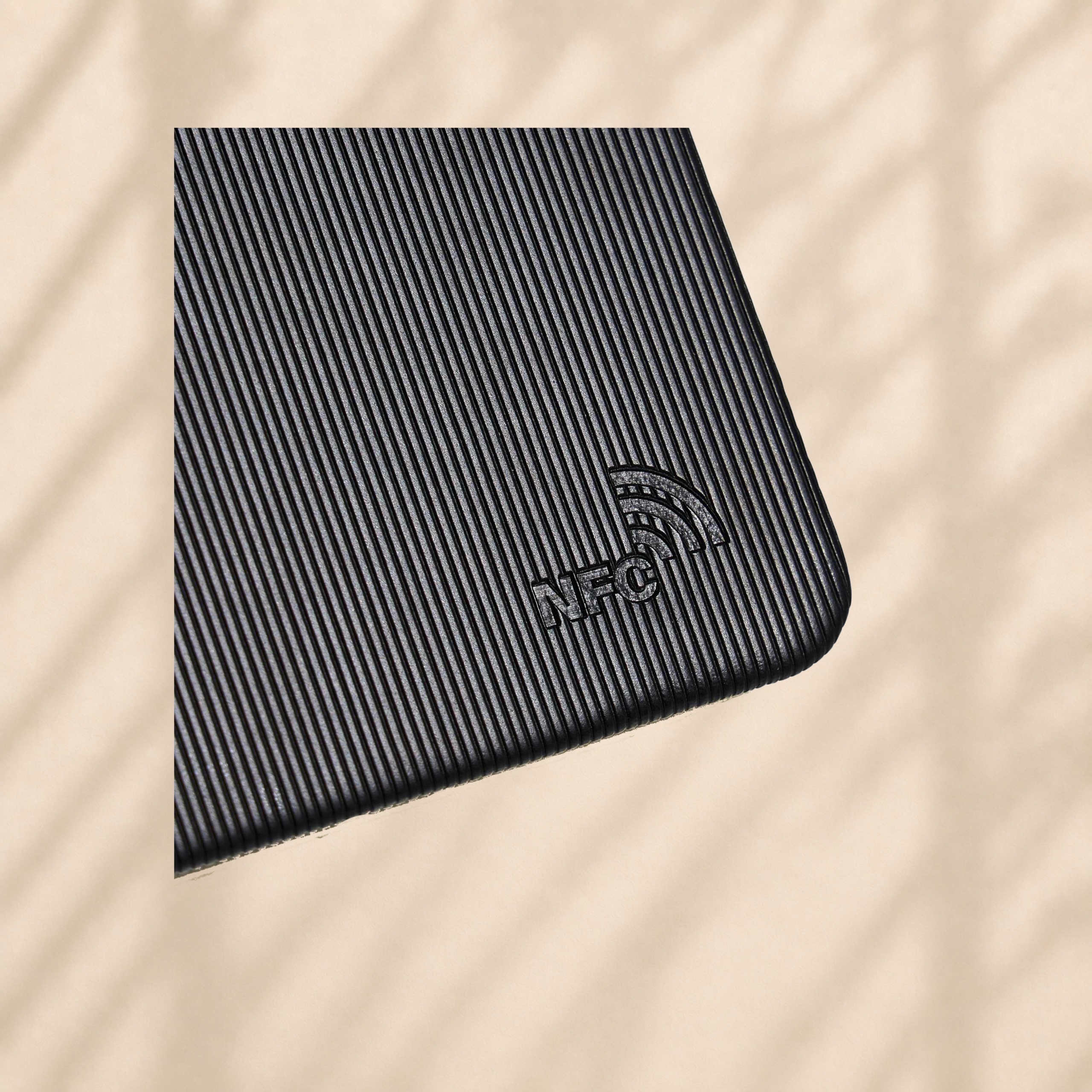 Detalhe do símbolo NFC na capa preta texturada do bloco A5