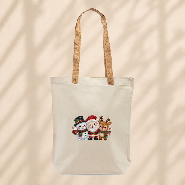 Saco cru com alças em cortiça e ilustração de Natal com Pai Natal, boneco de neve e rena.