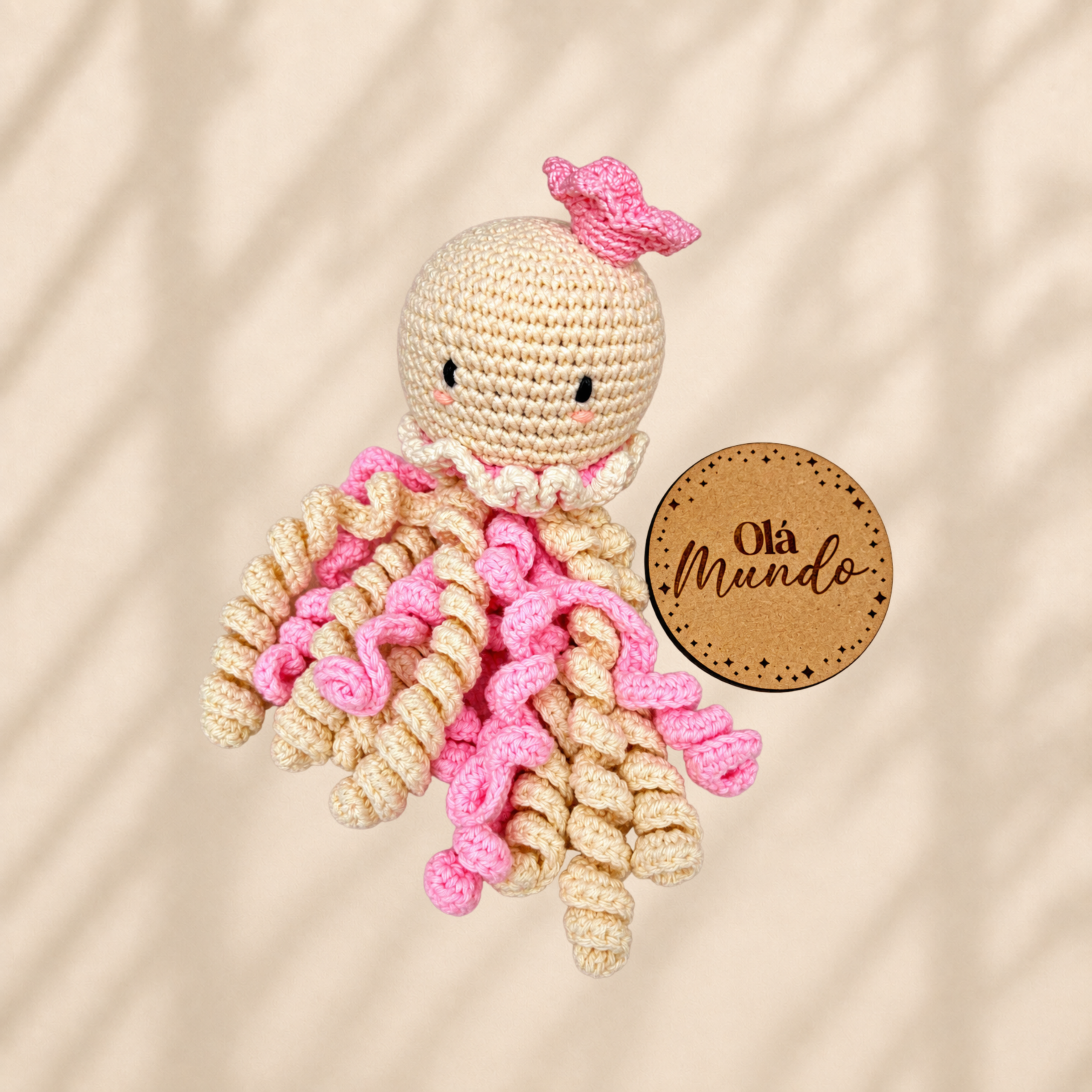 Polvinho amigurumi em tons cru e rosa com placa Olá Mundo