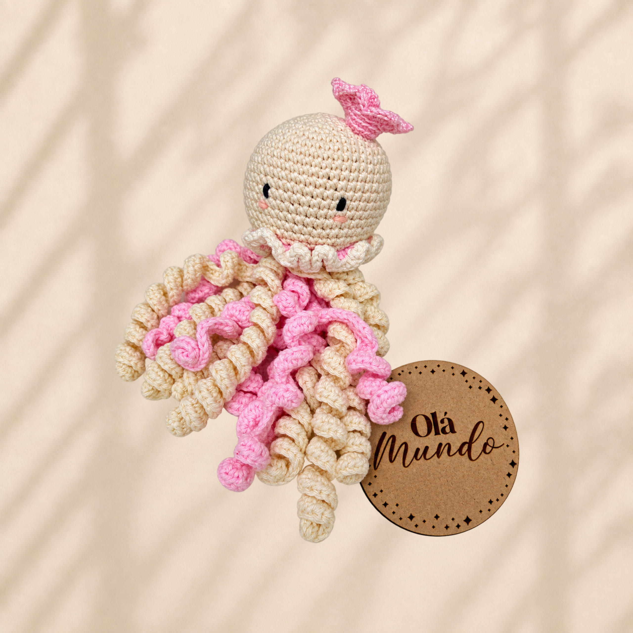 Polvinho amigurumi em tons cru e rosa com placa Olá Mundo — segunda fotografia